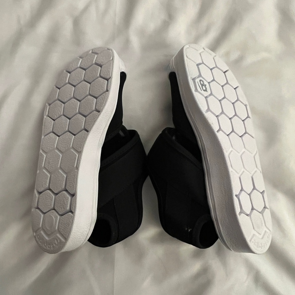 Girls Adidas sandal. - Picture 3 of 7